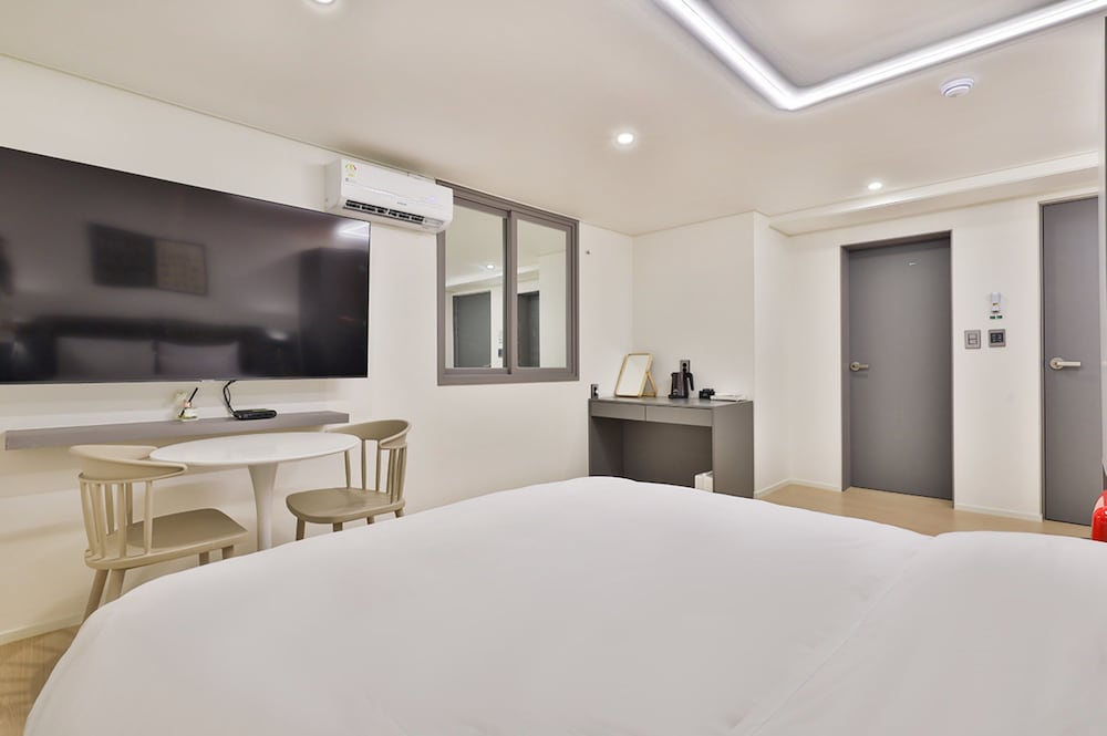 Premier Double Room - Samsung Air Dresser, Samsung 70" Smart TV Included - Photo 12
