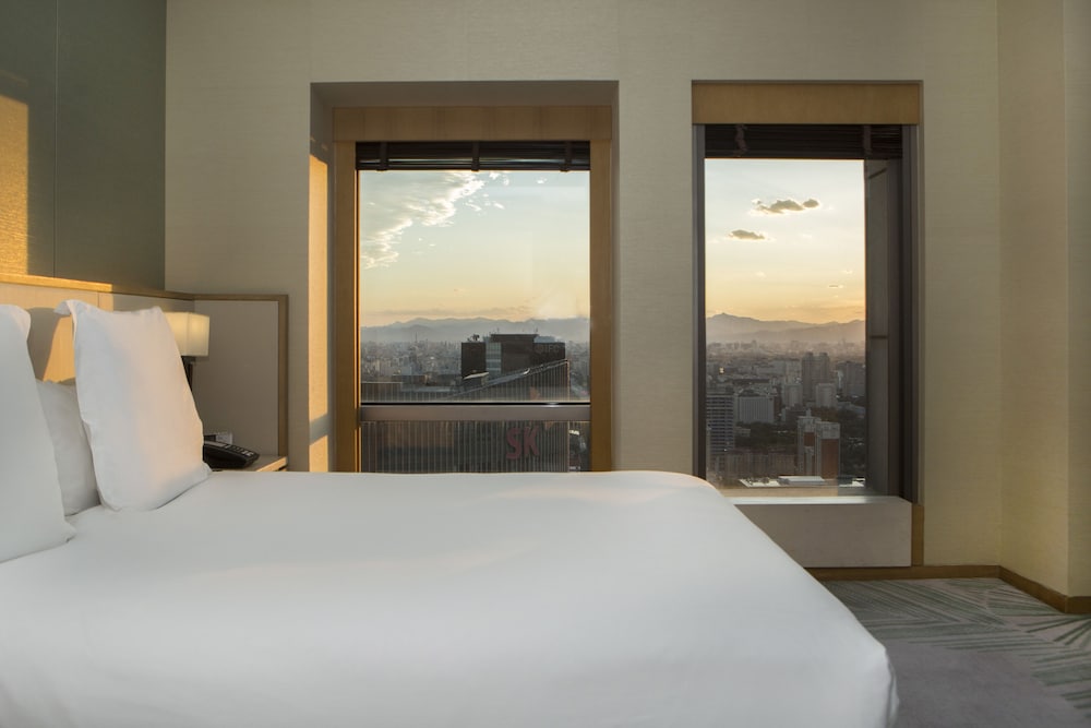 1 King Bed with CBD Tower View Deluxe - Photo 2