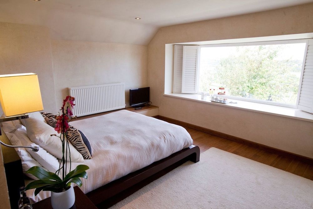 Deluxe Bay Window, Ensuite photo 2
