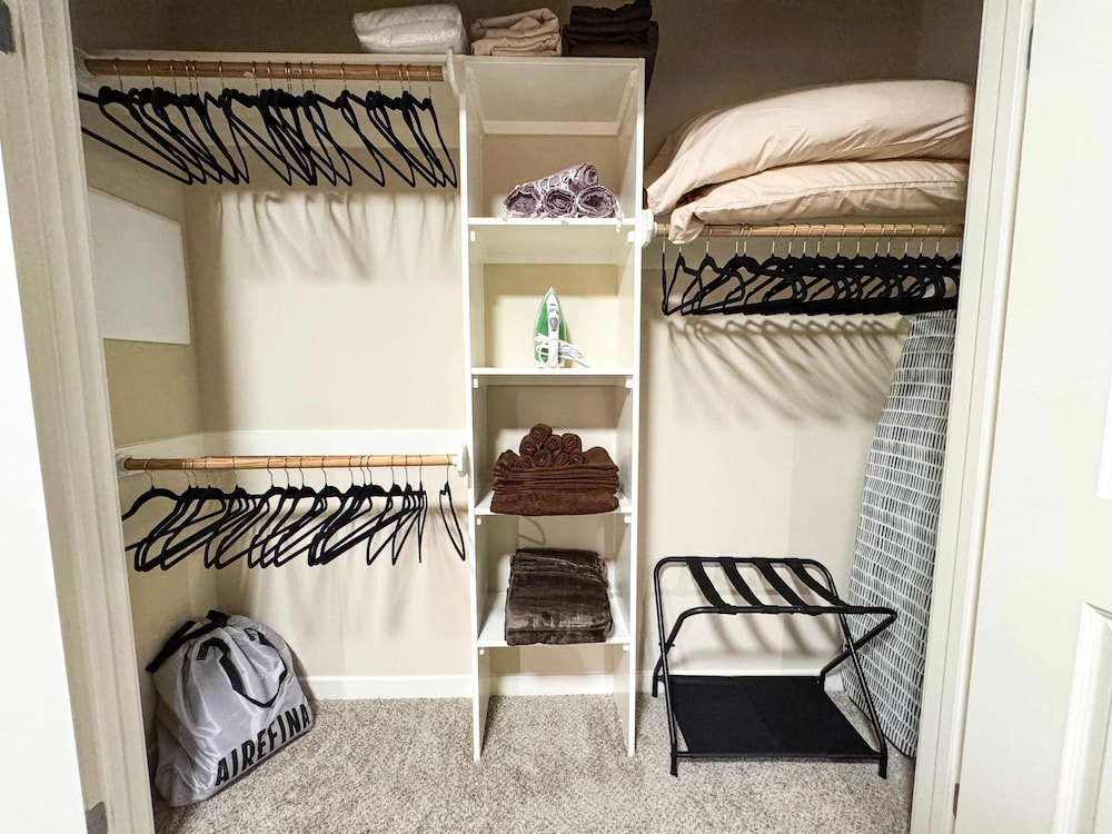 Stylish Getaway W Pool GYM Parking 10 Min to Cedar, Billede 9