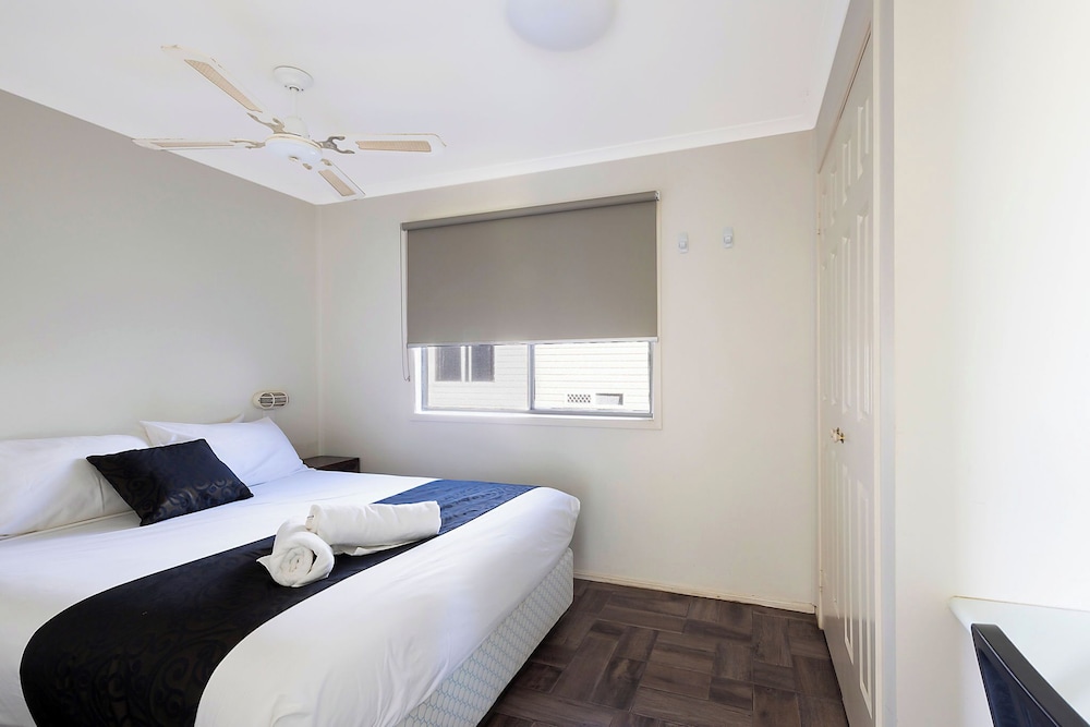 Standard Cabin - Sleeps 4 - Dog Friendly photo 1