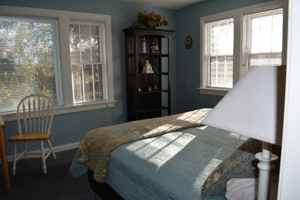 Standard Room, 1 King Bed photo 3
