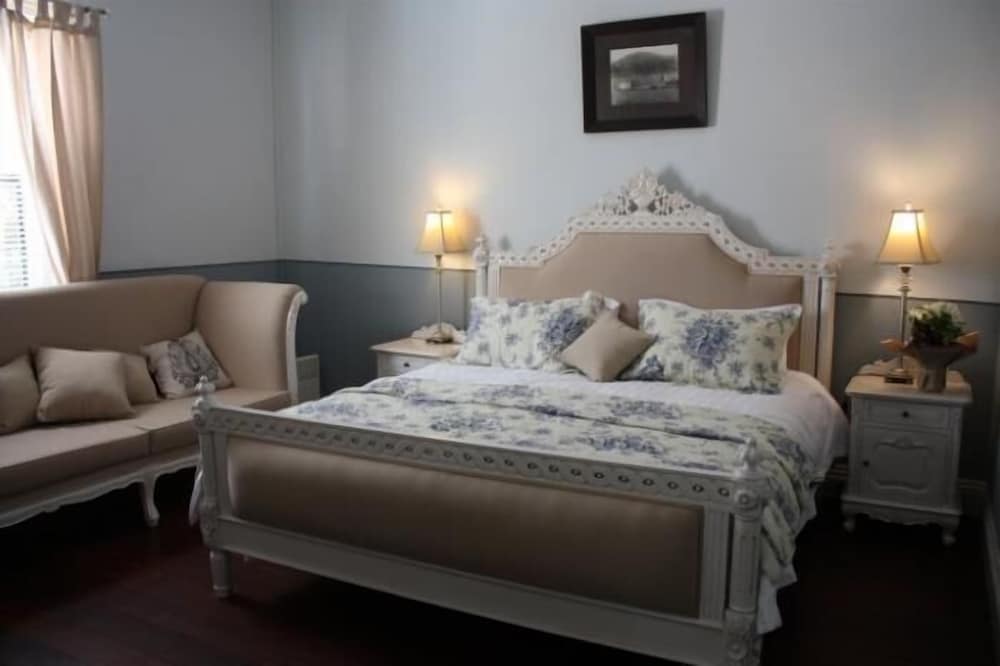 Wisteria Room photo 2