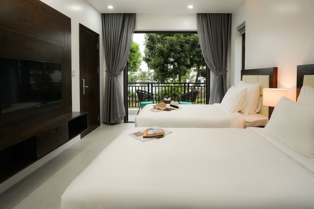 Deluxe Pool View - Photo 7