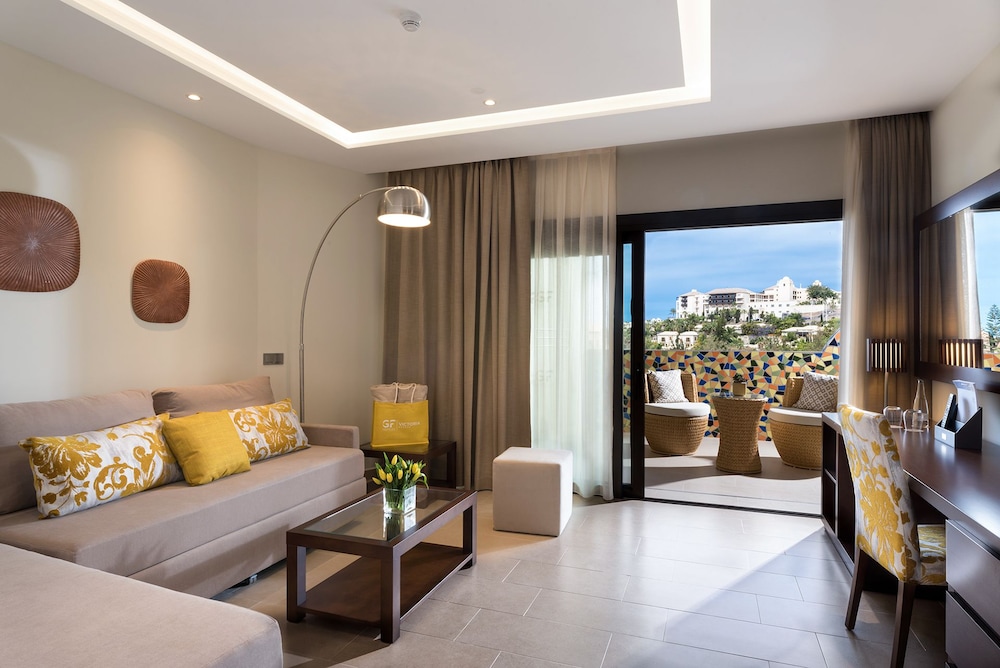 Premium Suite (3 adults and 1 child)