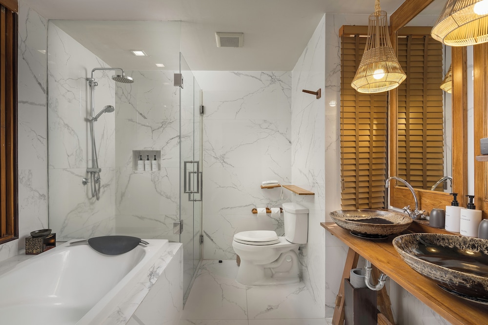 Deluxe Room, Jetted Tub - Photo 8