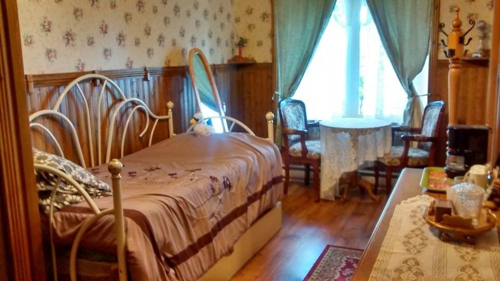 #10 Family Suite, 1 Queen and 2 Single Beds, Jetted Tub, Terrace, River View (Émeraude) photo 2