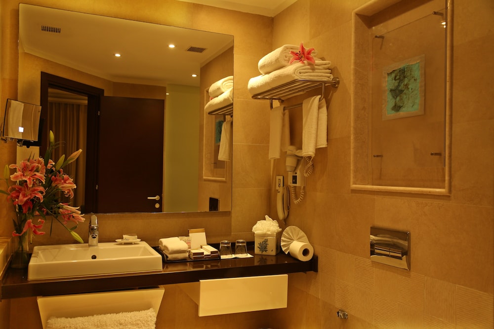 Deluxe Room, Multiple Beds thumbnail 5