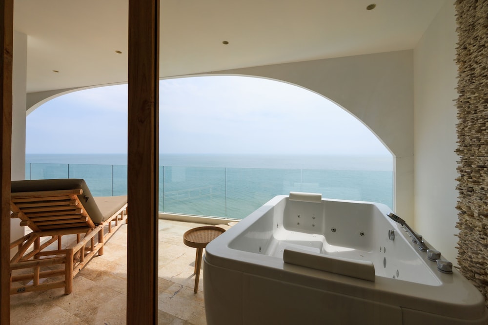 Executive Suite - Photo 12