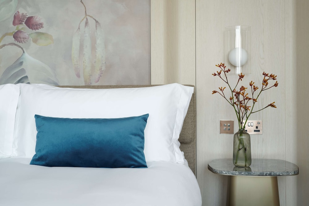 Deluxe Room, 1 King Bed thumbnail 6