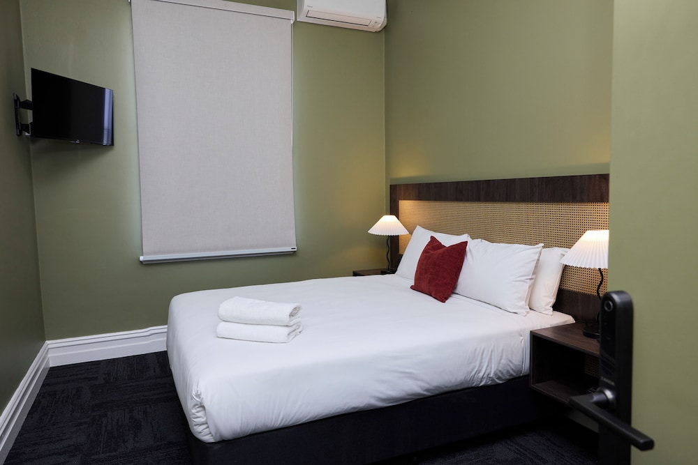 Queen Room Ensuite photo 2
