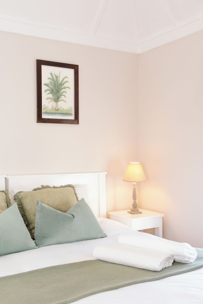 Basic Double or Twin Room, Courtyard View photo 2