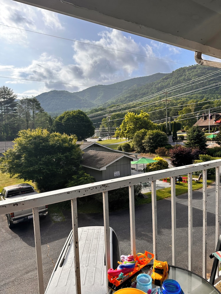 Grand Room, 2 Queen Beds, Jetted Tub, Mountain View photo 1
