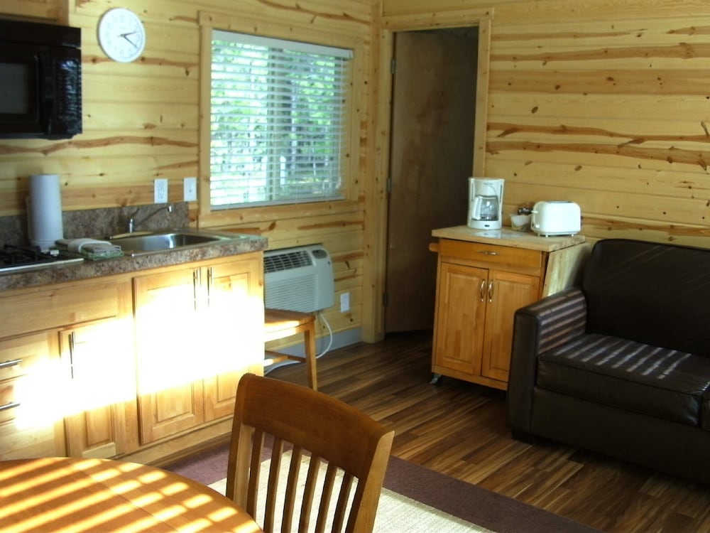 Cabin, 2 Bedrooms (No Pets, Linens Available) photo 3