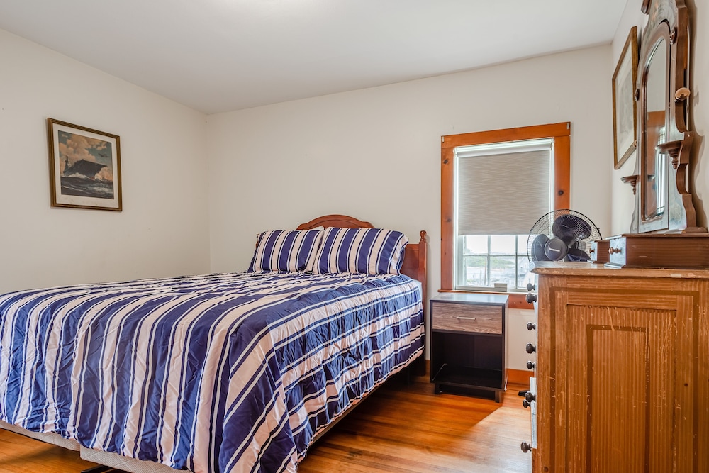 Room, 1 Queen Bed, Shared Bathroom (#49 Annex Building)