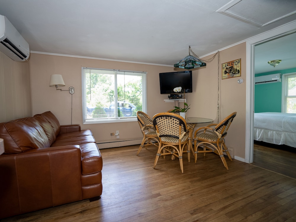 Cottage, 3 Bedrooms (1 Queen & 4 Twin Beds - Pet Friendly +FEE) photo 3