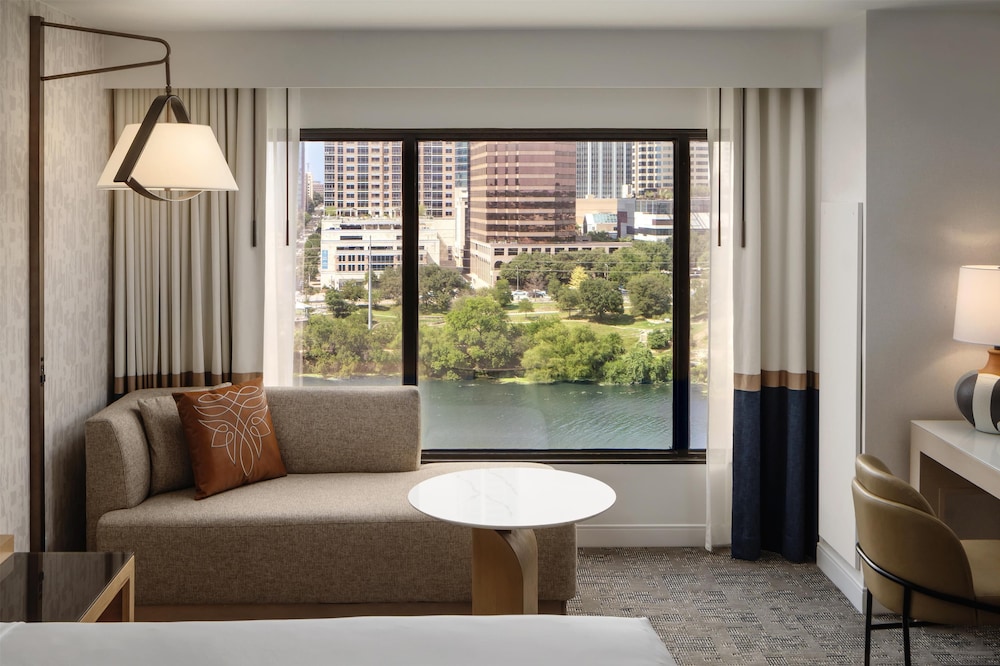 Presidential Suite with Balcony thumbnail 6