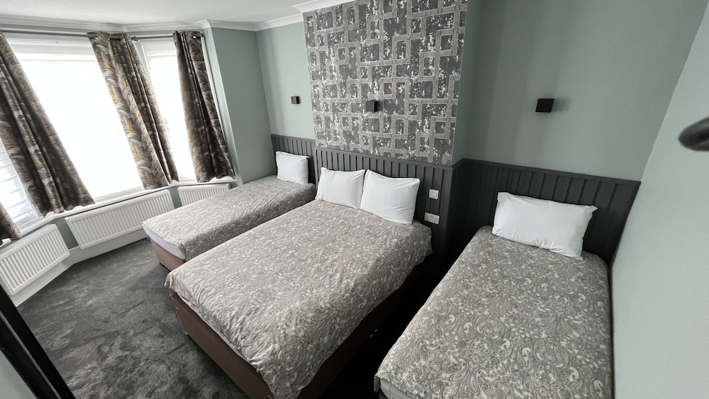 Quadruple Room, Ensuite (Double and Two Single Bed) photo 1