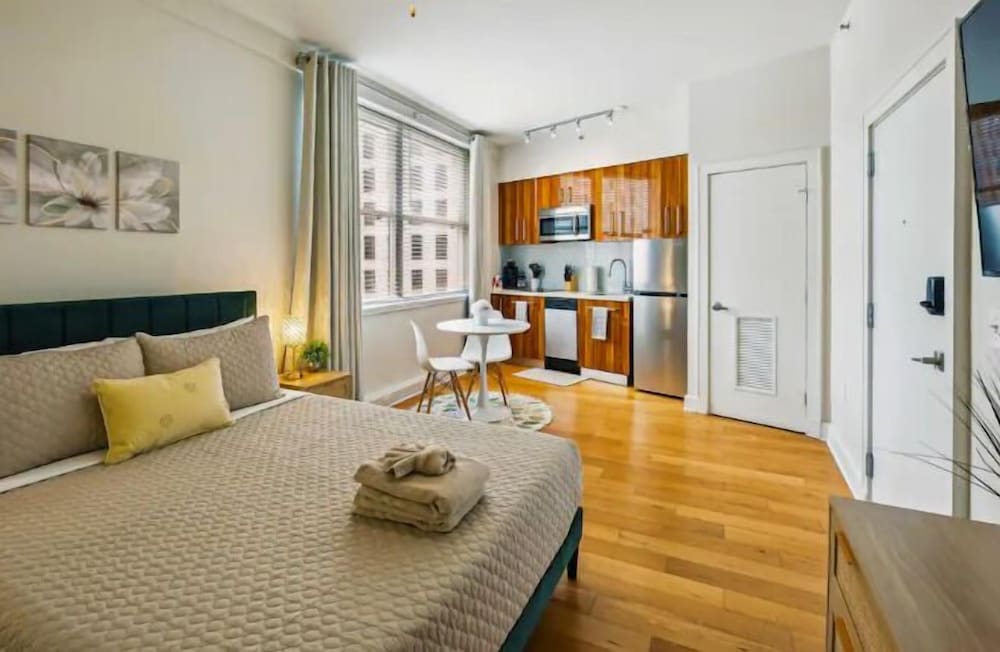 City Condo, 1 King Bed, Pool Access, City View