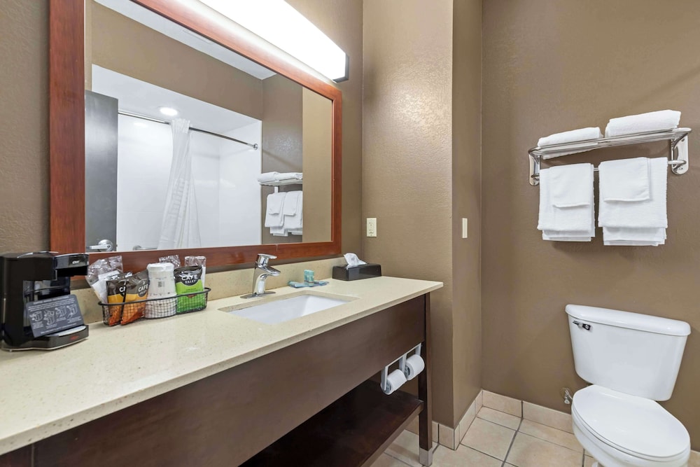 Standard Room, 2 Queen Beds, Non Smoking, Refrigerator & Microwave - Photo 3