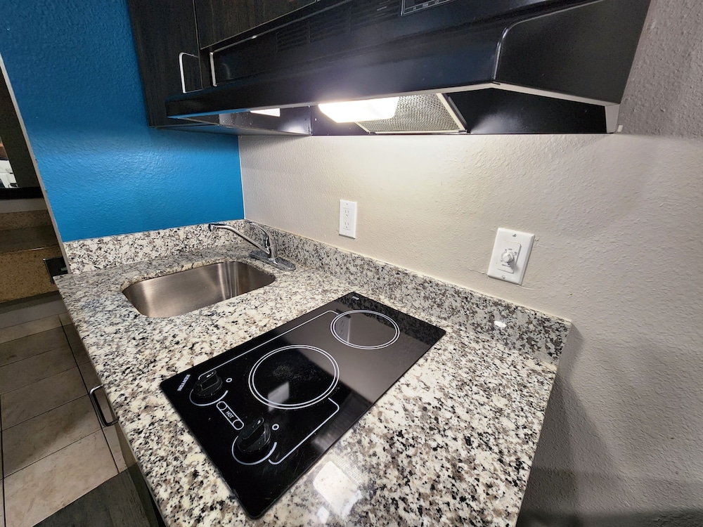 Room, 1 King Bed, Non Smoking, Kitchenette - Photo 4