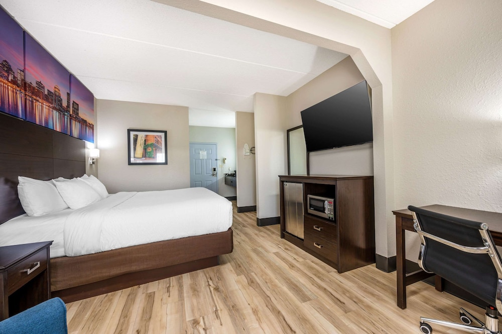 Room, 1 King Bed with Sofa bed, Non Smoking (Upgrade) - Photo 5