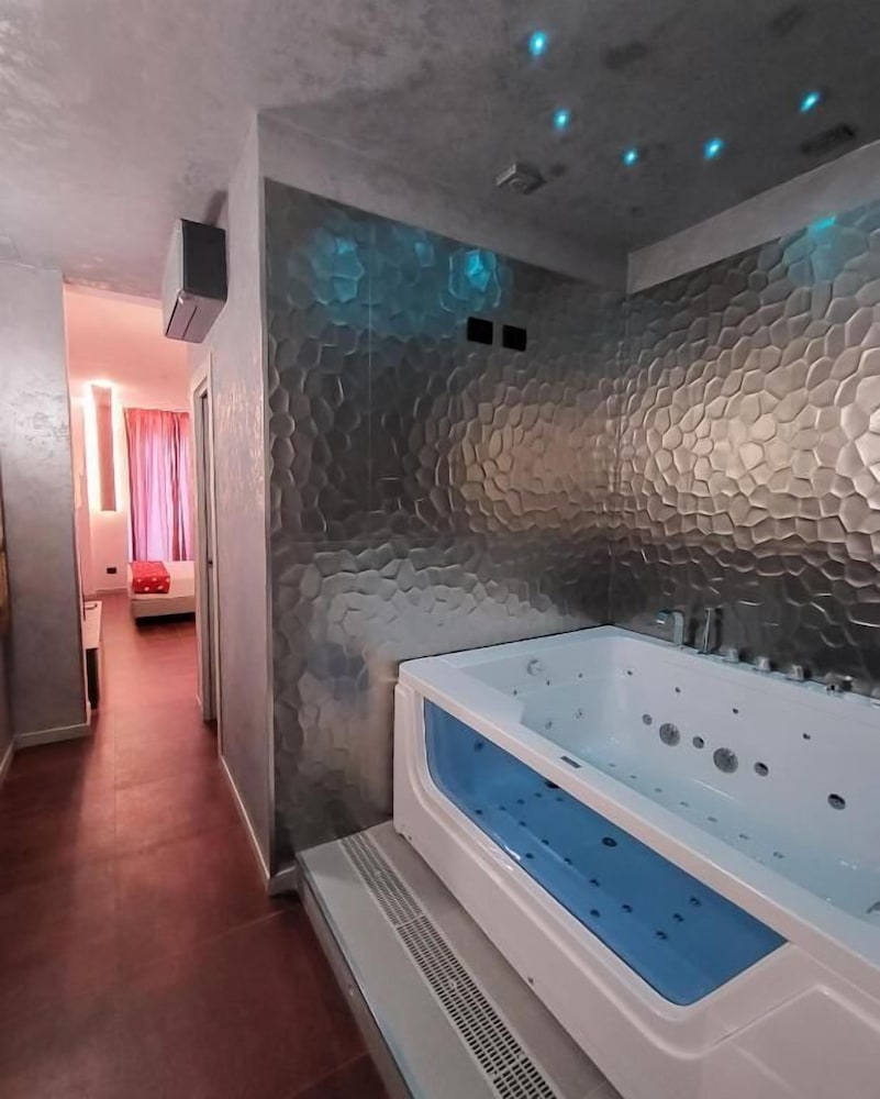 Deluxe Double Room, Jetted Tub - Photo 3
