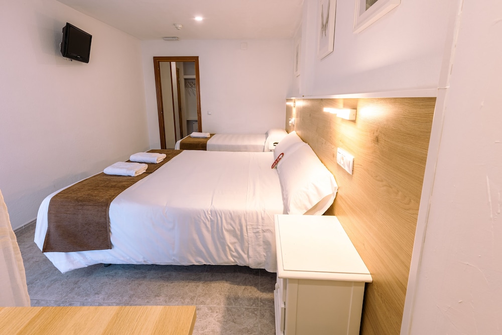 Twin Room with extra bed photo 2