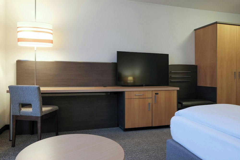 Standard Room, 1 Queen Bed - Photo 8