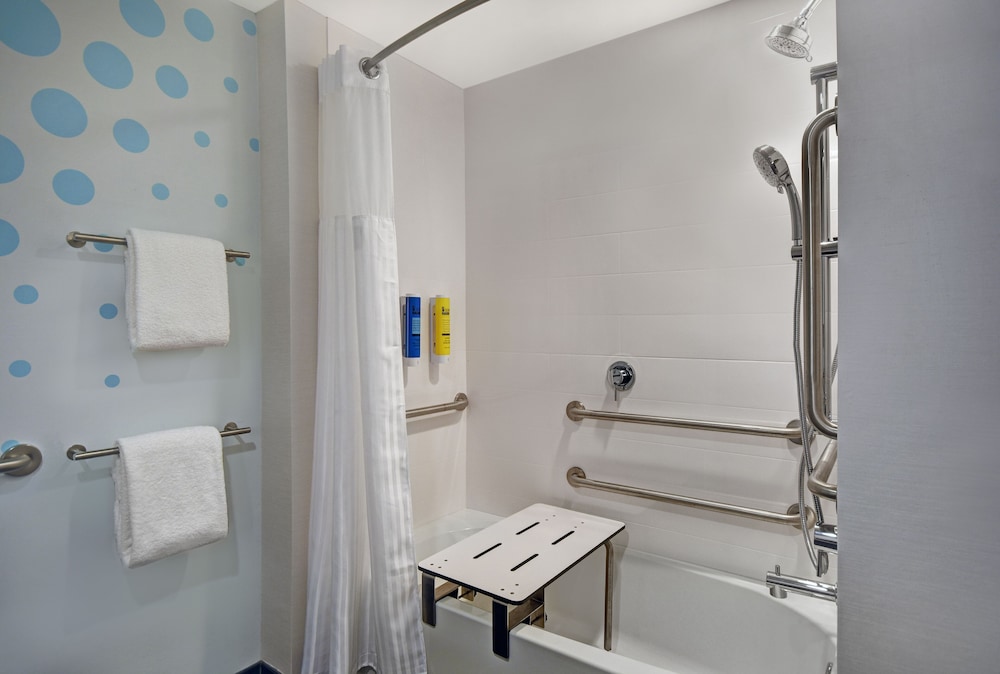 Room, 1 King Bed, Accessible, Bathtub (Mobility & Hearing) - Photo 9
