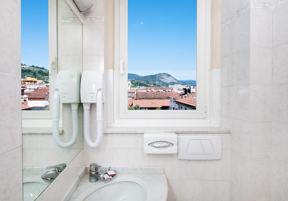 Standard Double or Twin Room - Photo 8