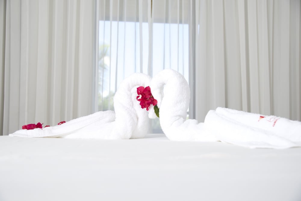 Premium Double Room, 1 King Bed, Non Smoking, Pool View photo 1
