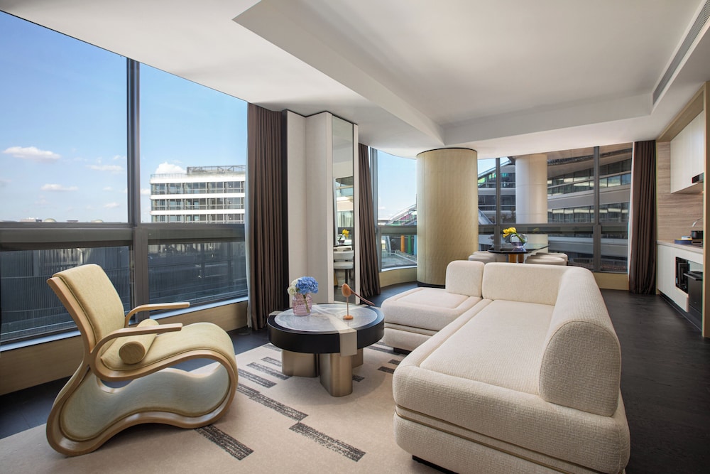 Suite (Charming)