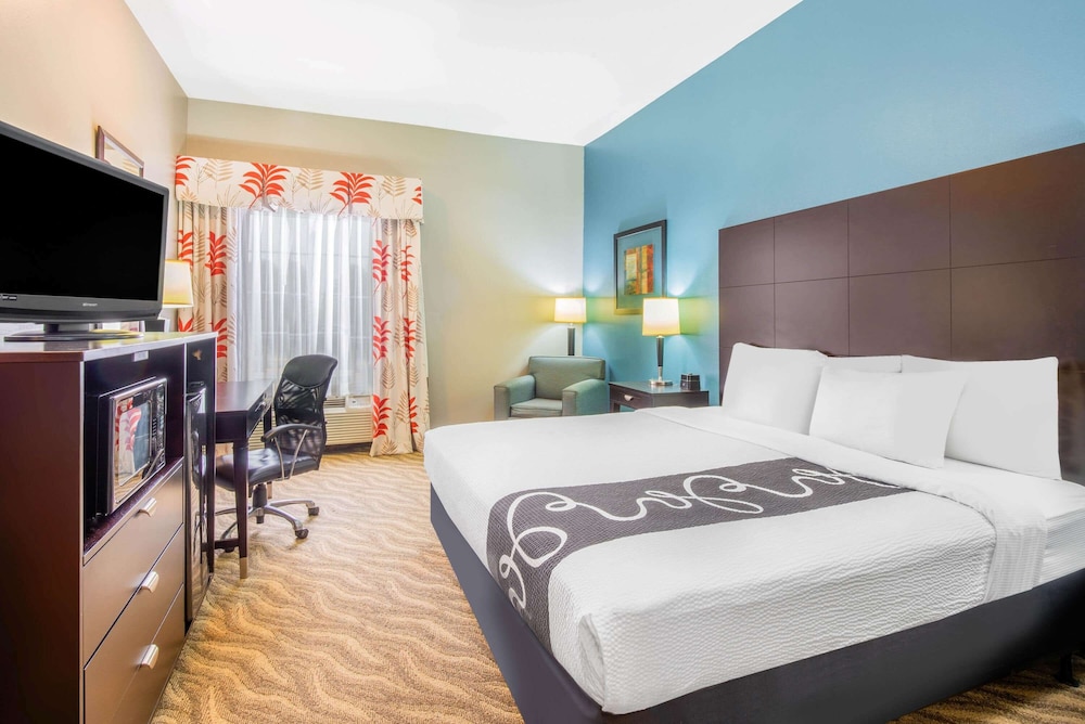 Room, 1 King Bed, Accessible, Non Smoking (Mobility/Hearing, Tub w/ Grab Bars) - Photo 2