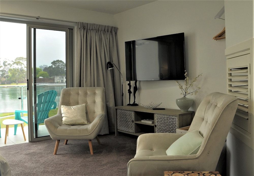 Honeymoon Studio Suite, River View photo 2