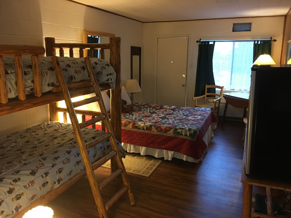 Classic Room (#23 1 Queen, 1 twin/twin bunk) photo 1