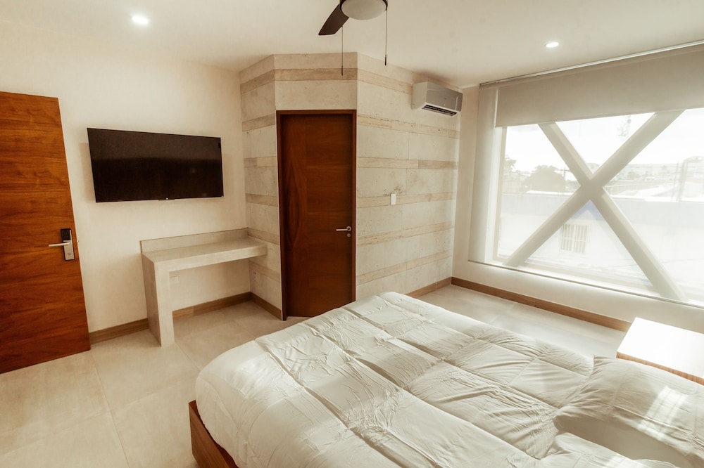 Luxury Suite, 1 Queen Bed, City View