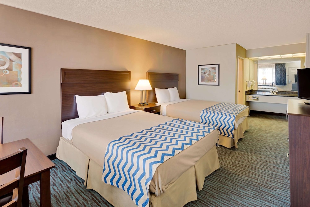 Room, 2 Queen Beds, Non Smoking - Photo 1