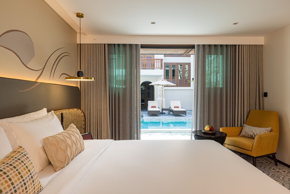 Pool Access Room - Photo 1