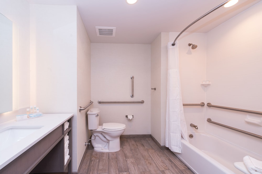 Room, 2 Queen Beds, Accessible, Bathtub photo 1