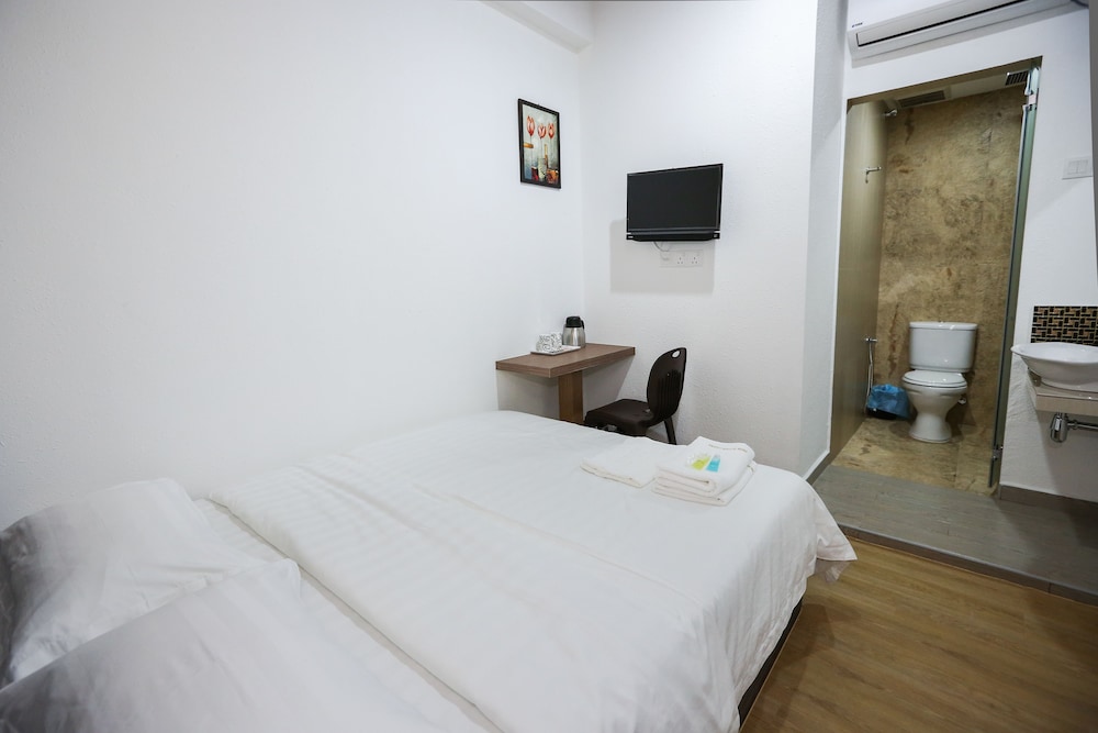 Standard Room, 1 Queen Bed, No Windows photo 2