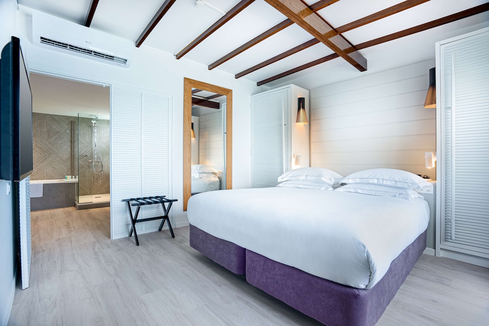 Suite, 1 King Bed, Overwater photo 2