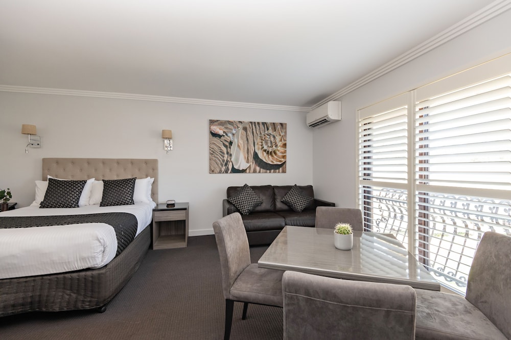 Junior Suite, 2 Bedrooms, Jetted Tub, Garden View, Free Wi-Fi & Parking