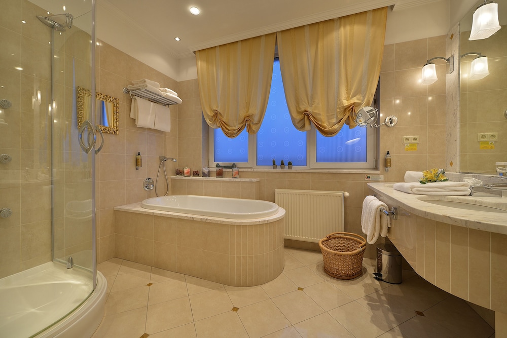 Deluxe Suite, 1 Bedroom, Terrace, City View (Including daily refilled free minibar) - Photo 4