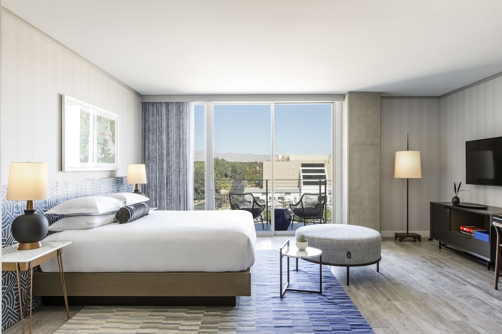 Studio Suite with One King Bed and Spa Access (Non Smoking)