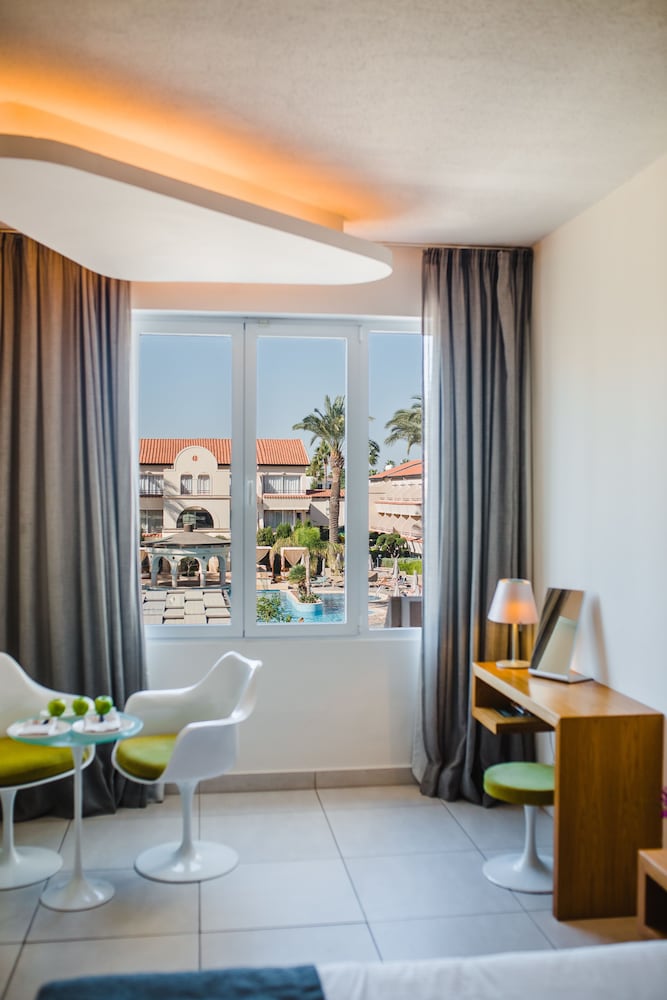 Superior Room, Pool View - Photo 3