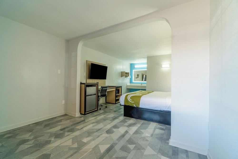 Room, 1 King Bed, Non Smoking - Photo 3