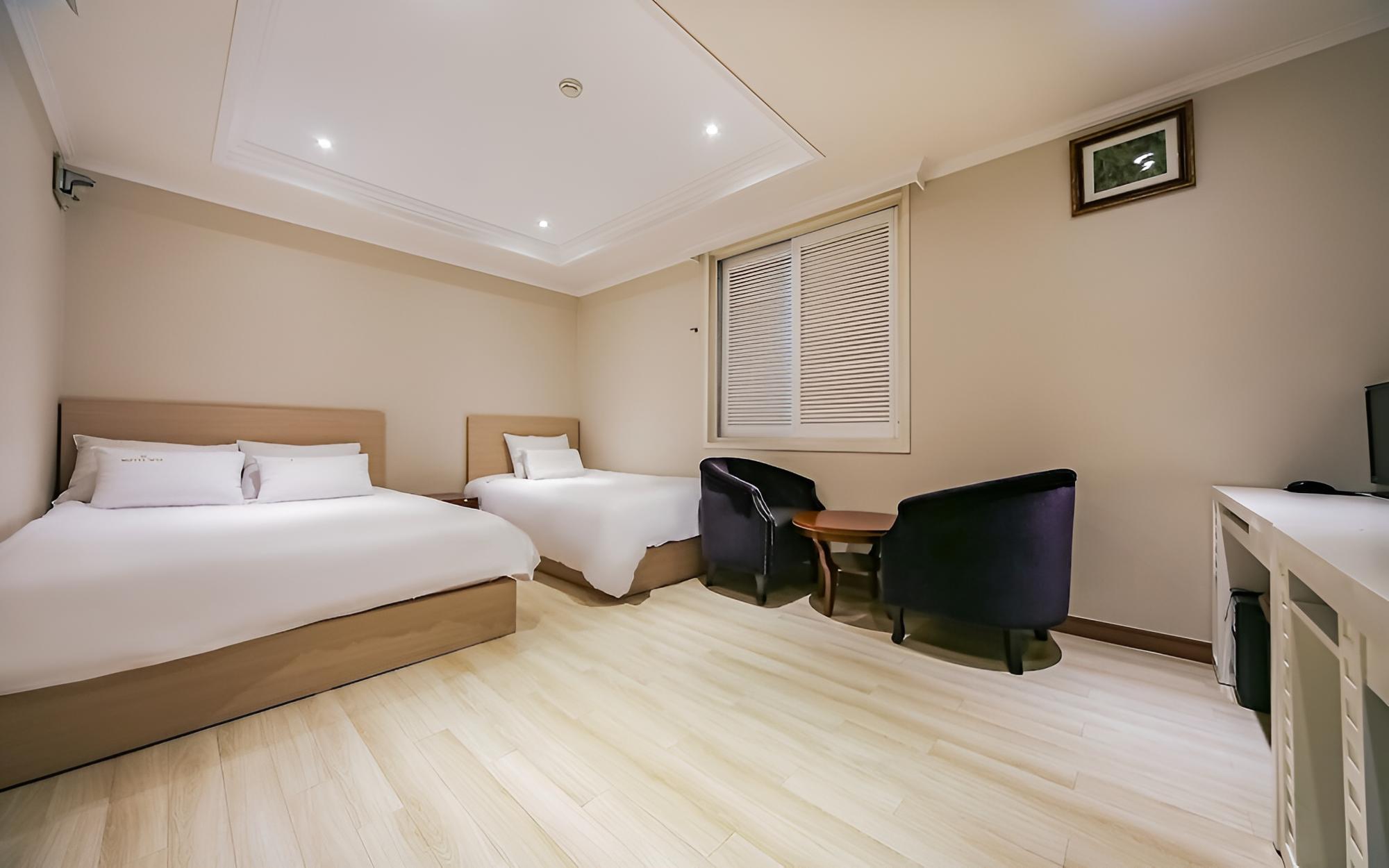 Room (VVIP Twin (Queen + Single Bed Hotel B) - Photo 4