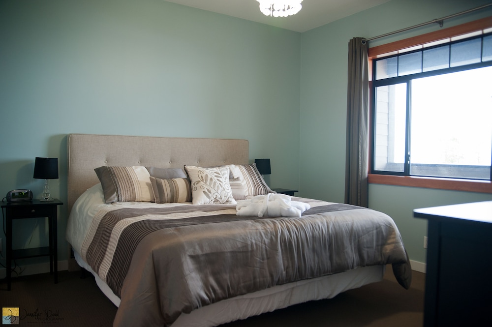 Suite, 1 King Bed with Sofa bed photo 1