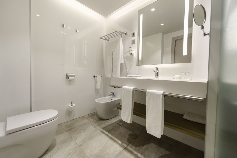 Double Room, Pool View (3 adults and 1 child) Double Room, Pool View (3 adults and 1 child)